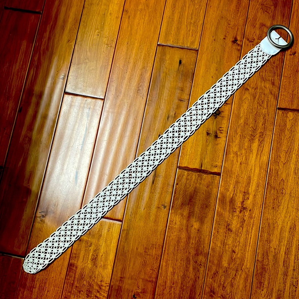 White round belt with braided style that makes it easier to adjust the size